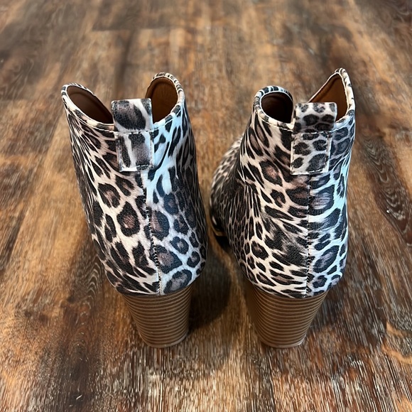 Cheetah print short block heel booties - Picture 2 of 4